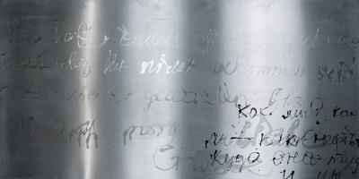 «мы как нефть / Ich hoffe» – 2009 „Wir sind wie das Erdöl / Ich hoffe“ - “We are like oil / I hope” - Лак для ногтей на нержавеющей стали - Nagellack auf Edelstahl - Nail polish on stainless steel – 100 х 200cm